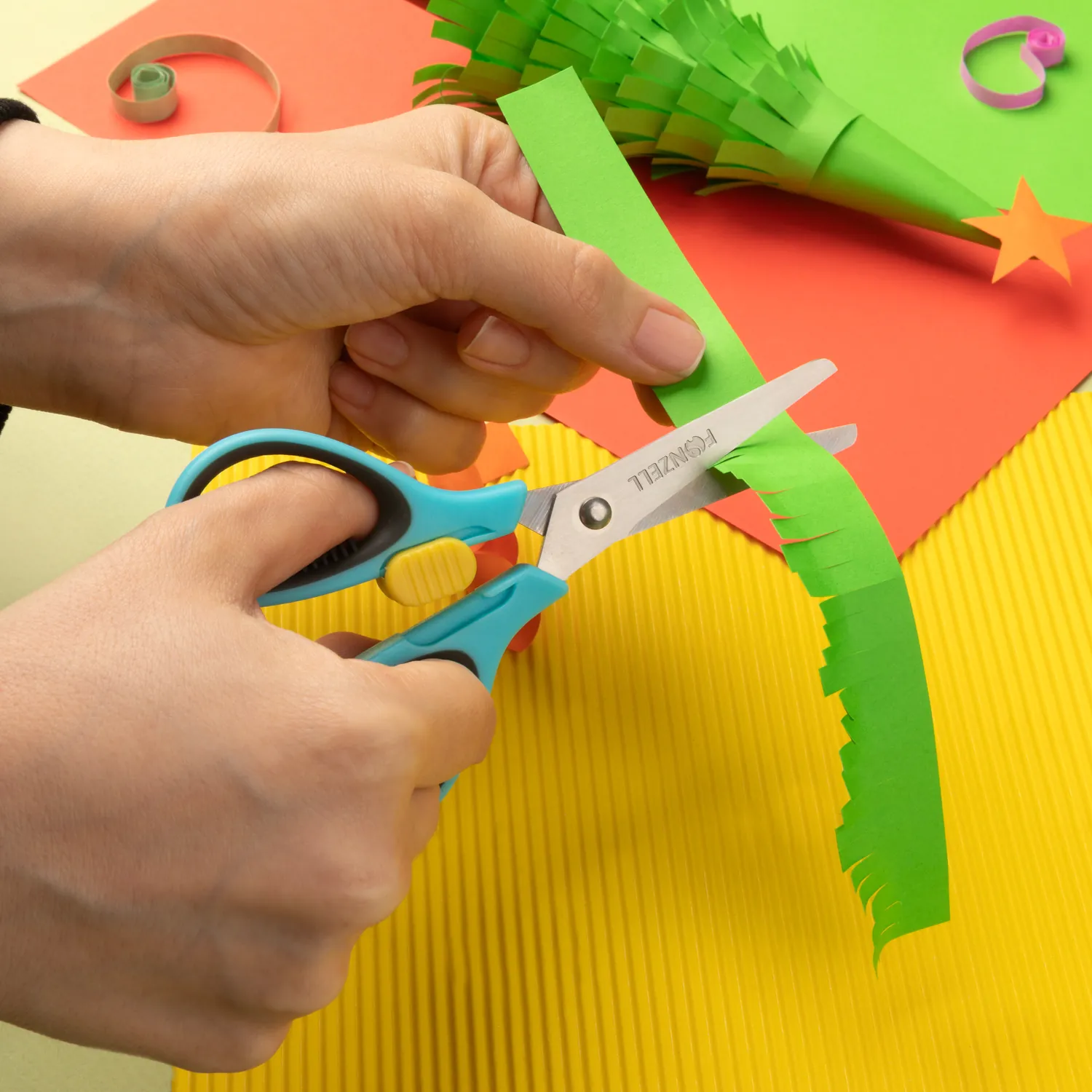 safety-lock-scissor-4.webp