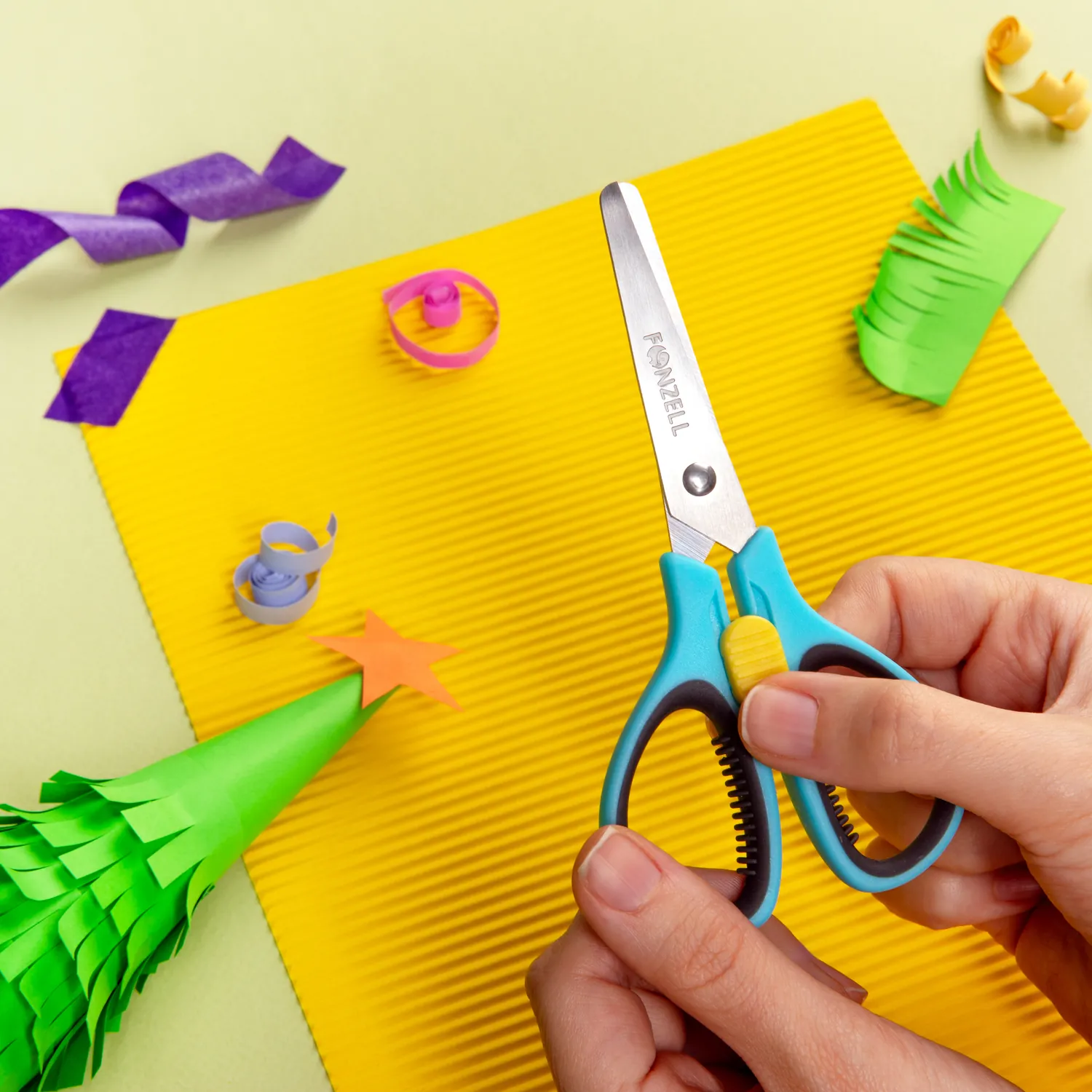 safety-lock-scissor-5.webp